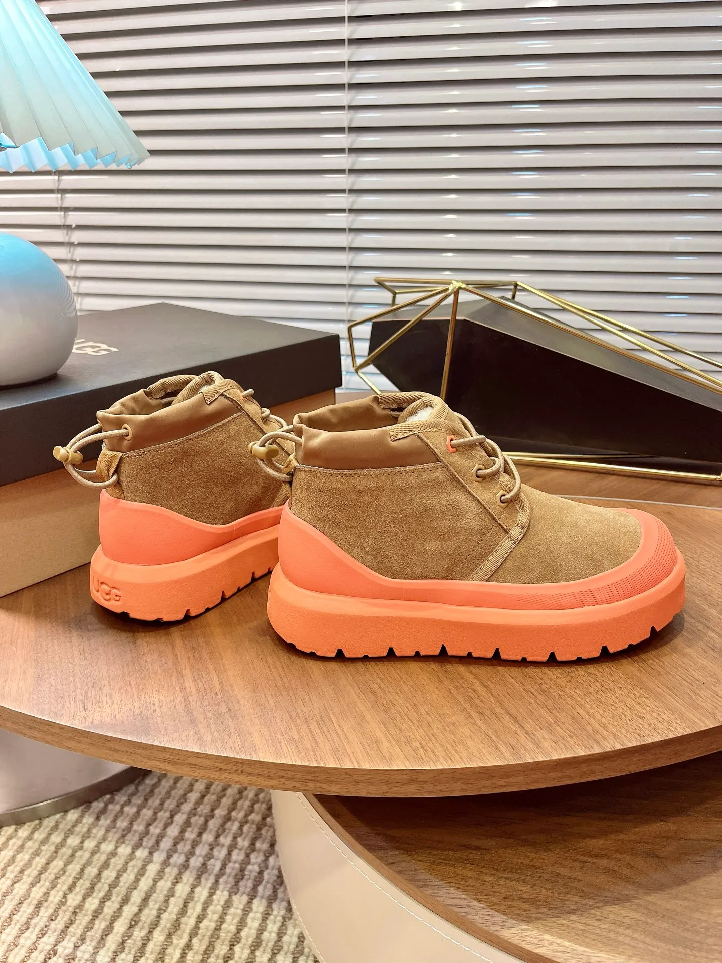 【UGG】 P: 560💰 Couple shoes Size: Women’s size 35-40 / Men’s size 40-44 UGG Tasman Weather Hybrid slip-on snow boots👢 Wang Yibo's same style 👏 adds a large orange sole to the classic Tasman shoe style, functional color contrast design, environmentally friendly waterproof and snowproof material, which has both fashionable and functional attributes. At the same time, it is paired with the new UGG furry shoes Keen's furry color-blocking jacket. Bright orange and maroon collide to create a new light outdoor style and open up a new travel experience in early autumn! Using the best materials, the 17mm fur integrated surface is warmer and breathable, and the outsole is upgraded to a lightweight and wear-resistant light wing technology outsole!